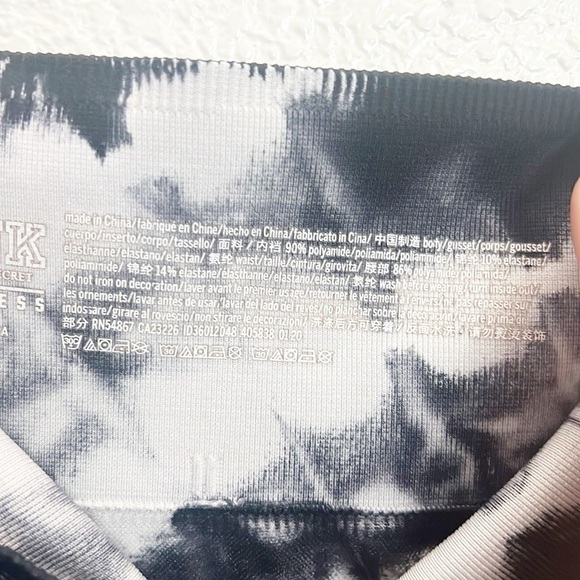 PINK Victoria’s Secret Seamless Black And White Tie Dye Leggings - Picture 9 of 10
